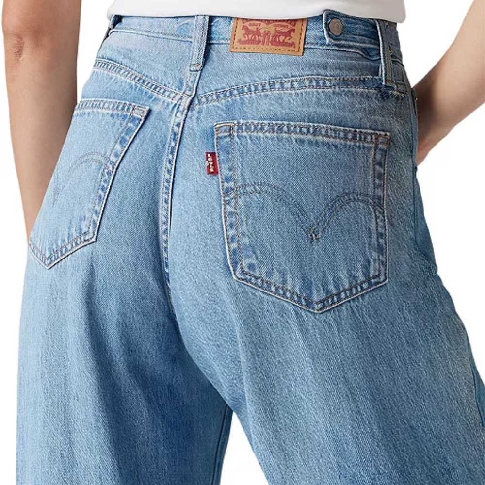 PRICE LOWERED Levi's Light Blue Barrel Leg Women's Jeans
Limited!